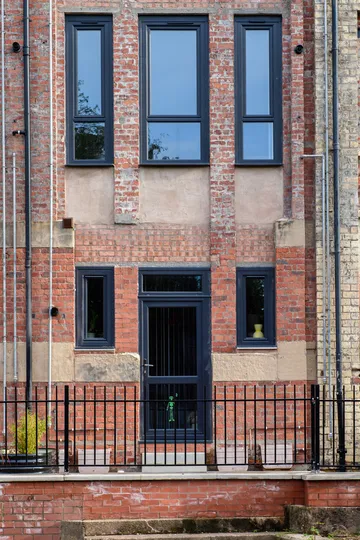 Commercial_CaseStudies_Maryhill_AnthraciteTiltTurn_LorimerDoor_External_30-10-2025_08_v1_result