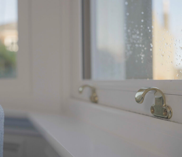 Gilzean_SlidingSashWindows_BayWindow_LivingRoom_IronmongeryDetail