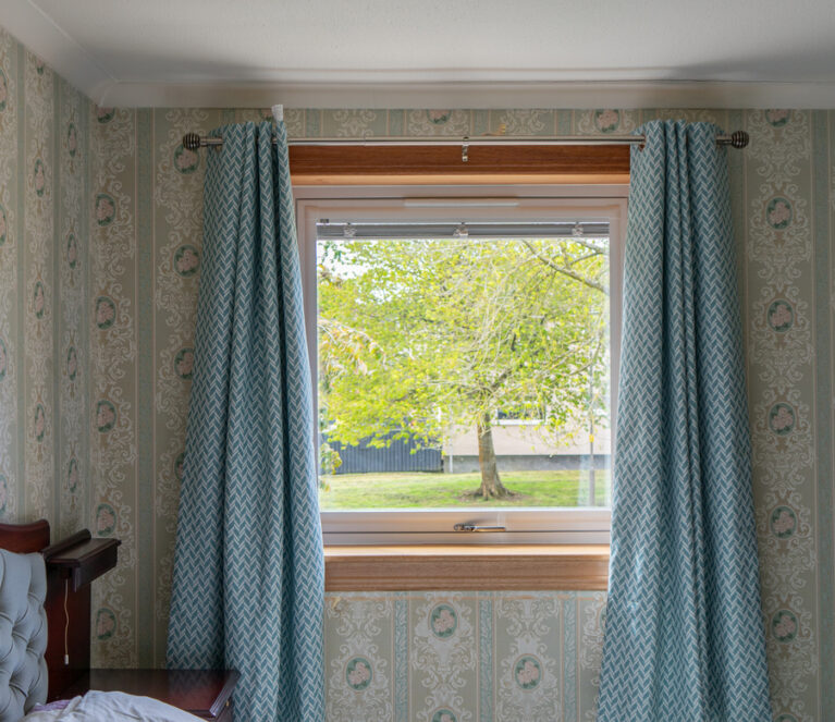 Ross_Armadale_RoseWoodWhite_ReversibleWindow_FarEasternSillSurround_MasterBed_After